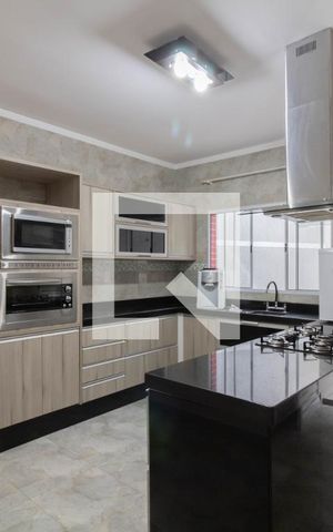 Casa à venda com 200m², 3 quartos e 4 vagas Casa à venda com 200m², 3 quartos e 4 vagasCozinha
