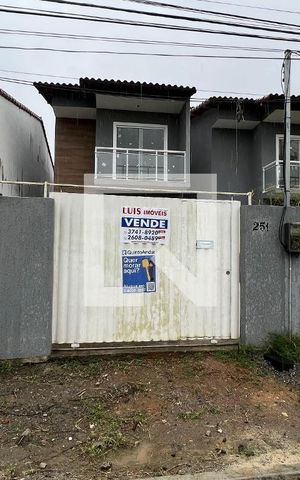 Casa à venda com 130m², 3 quartos e 2 vagas Casa à venda com 130m², 3 quartos e 2 vagasFachada