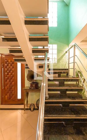 Casa à venda com 180m², 5 quartos e 4 vagas Casa à venda com 180m², 5 quartos e 4 vagasSala 1
