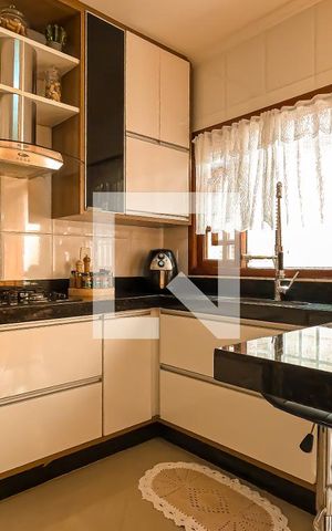 Casa à venda com 180m², 5 quartos e 4 vagas Casa à venda com 180m², 5 quartos e 4 vagasCozinha