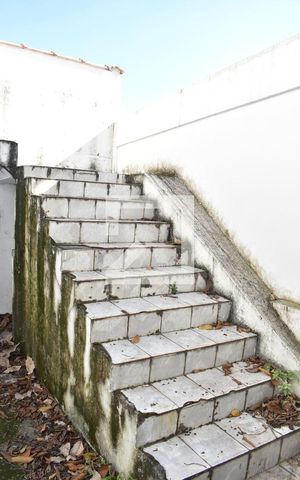 Casa à venda com 180m², 2 quartos e 2 vagasEscada