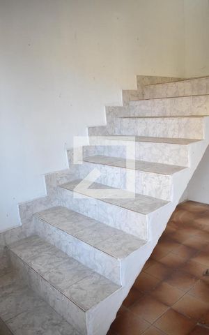 Casa à venda com 180m², 2 quartos e 2 vagasEscada