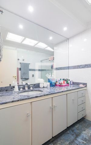 Apartamento à venda com 200m², 4 quartos e 3 vagas Apartamento à venda com 200m², 4 quartos e 3 vagasBanheiro