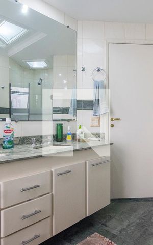 Apartamento à venda com 200m², 4 quartos e 3 vagas Apartamento à venda com 200m², 4 quartos e 3 vagasBanheiro da Suite 1