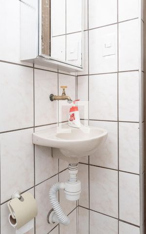 Casa à venda com 214m², 3 quartos e 2 vagas Casa à venda com 214m², 3 quartos e 2 vagasBanheiro da edícula