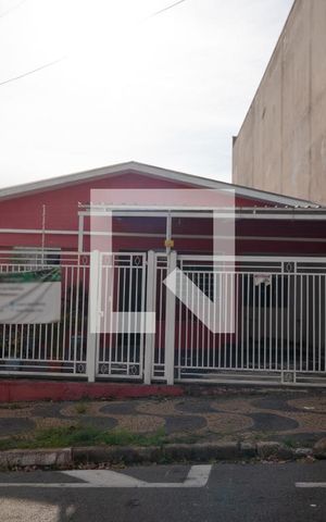 Casa à venda com 450m², 5 quartos e 3 vagas Casa à venda com 450m², 5 quartos e 3 vagasFachada