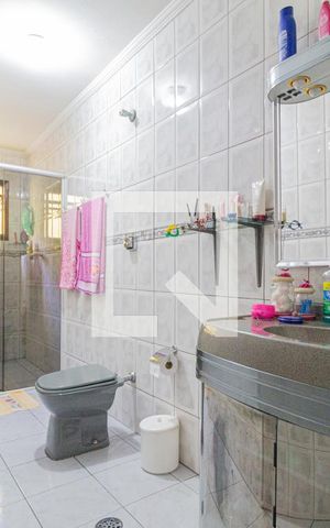 Casa à venda com 140m², 2 quartos e 2 vagasBanheiro da suíte 2