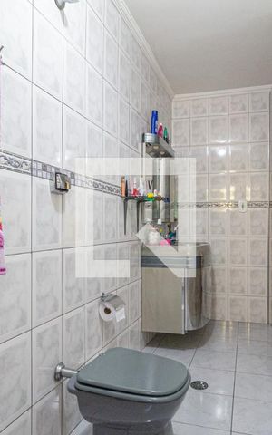 Casa à venda com 140m², 2 quartos e 2 vagasBanheiro da suíte 2