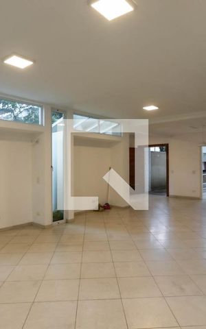 Casa à venda com 258m², 4 quartos e 2 vagas Casa à venda com 258m², 4 quartos e 2 vagasSala