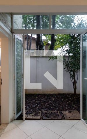 Casa à venda com 258m², 4 quartos e 2 vagas Casa à venda com 258m², 4 quartos e 2 vagasSala