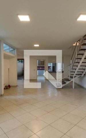 Casa à venda com 258m², 4 quartos e 2 vagas Casa à venda com 258m², 4 quartos e 2 vagasSala