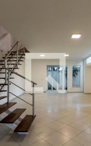 Casa à venda com 258m², 4 quartos e 2 vagas Casa à venda com 258m², 4 quartos e 2 vagasSala
