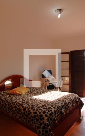 Casa à venda com 200m², 3 quartos e 2 vagasSuíte