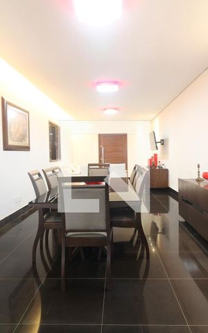 Casa à venda com 500m², 6 quartos e 4 vagasSala