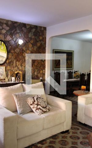 Casa à venda com 332m², 4 quartos e 2 vagasSala