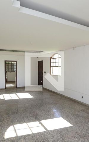 Casa à venda com 577m², 4 quartos e 4 vagasSala