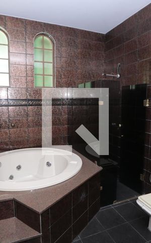 Casa à venda com 577m², 4 quartos e 4 vagasBanheiro da Suíte