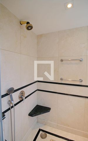 Apartamento para alugar com 550m², 3 quartos e 3 vagas Apartamento para alugar com 550m², 3 quartos e 3 vagasBanheiro da Suíte 1