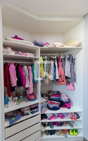Casa à venda com 200m², 3 quartos e 2 vagas Casa à venda com 200m², 3 quartos e 2 vagasCloset da Suíte 01