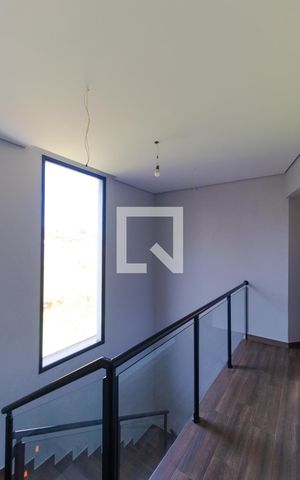 Casa à venda com 200m², 3 quartos e 2 vagas Casa à venda com 200m², 3 quartos e 2 vagasEscada