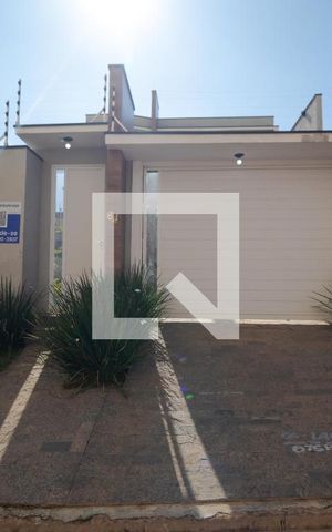 Casa à venda com 200m², 3 quartos e 2 vagas Casa à venda com 200m², 3 quartos e 2 vagasFachada
