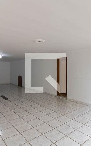 Casa à venda com 402m², 4 quartos e 6 vagas Casa à venda com 402m², 4 quartos e 6 vagasGaragem
