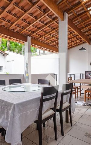 Casa à venda com 300m², 5 quartos e 2 vagas Casa à venda com 300m², 5 quartos e 2 vagasEdícula - Varanda
