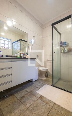 Casa à venda com 300m², 5 quartos e 2 vagas Casa à venda com 300m², 5 quartos e 2 vagasBanheiro