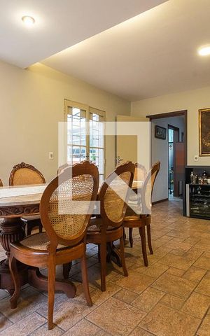 Casa à venda com 300m², 5 quartos e 2 vagas Casa à venda com 300m², 5 quartos e 2 vagasSala de Jantar