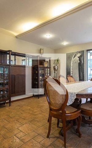 Casa à venda com 300m², 5 quartos e 2 vagas Casa à venda com 300m², 5 quartos e 2 vagasSala de Jantar