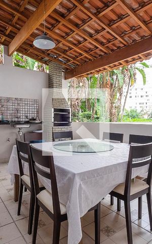 Casa à venda com 300m², 5 quartos e 2 vagas Casa à venda com 300m², 5 quartos e 2 vagasEdícula - Varanda