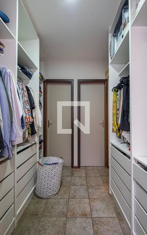 Casa à venda com 300m², 5 quartos e 2 vagas Casa à venda com 300m², 5 quartos e 2 vagasSuíte - Closet