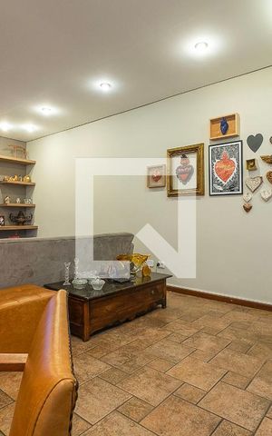 Casa à venda com 300m², 5 quartos e 2 vagas Casa à venda com 300m², 5 quartos e 2 vagasSala