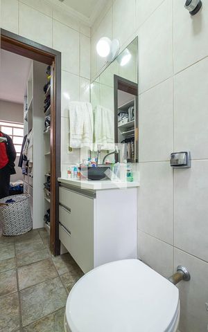 Casa à venda com 300m², 5 quartos e 2 vagas Casa à venda com 300m², 5 quartos e 2 vagasSuíte - Banheiro 2