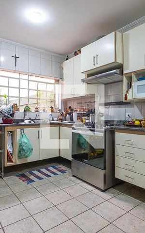Casa à venda com 300m², 5 quartos e 2 vagas Casa à venda com 300m², 5 quartos e 2 vagasCozinha