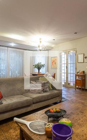 Casa à venda com 300m², 5 quartos e 2 vagas Casa à venda com 300m², 5 quartos e 2 vagasSala