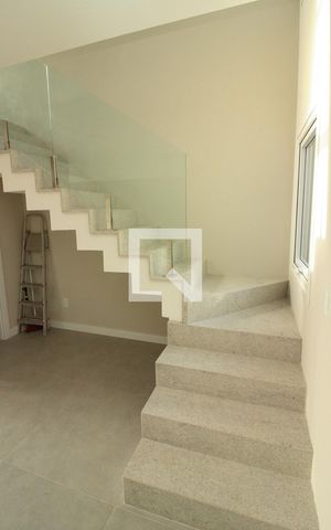 Apartamento à venda com 167m², 3 quartos e 1 vaga Apartamento à venda com 167m², 3 quartos e 1 vagaEscada