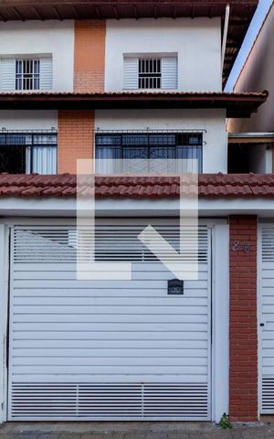 Casa à venda com 190m², 3 quartos e 3 vagas Casa à venda com 190m², 3 quartos e 3 vagasFachada