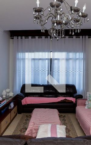 Casa à venda com 190m², 3 quartos e 3 vagas Casa à venda com 190m², 3 quartos e 3 vagasSala de Estar