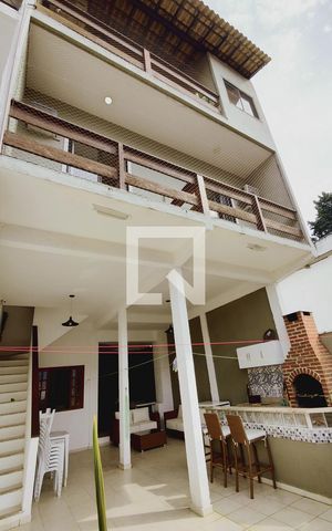 Casa de condomínio para alugar com 320m², 4 quartos e 1 vaga Casa de condomínio para alugar com 320m², 4 quartos e 1 vagaFachada Fundos