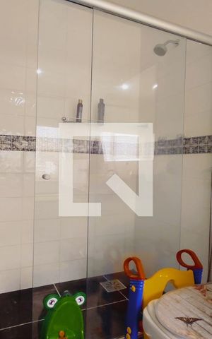 Casa de condomínio para alugar com 320m², 4 quartos e 1 vaga Casa de condomínio para alugar com 320m², 4 quartos e 1 vagaBanheiro 1