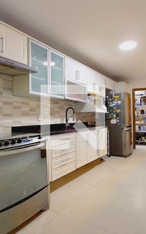 Casa de condomínio para alugar com 320m², 4 quartos e 1 vaga Casa de condomínio para alugar com 320m², 4 quartos e 1 vagaCozinha - Armários