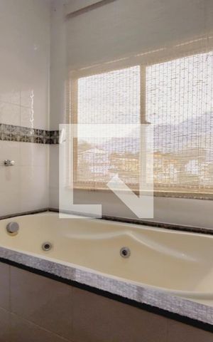 Casa de condomínio para alugar com 320m², 4 quartos e 1 vaga Casa de condomínio para alugar com 320m², 4 quartos e 1 vagaBanheiro 1