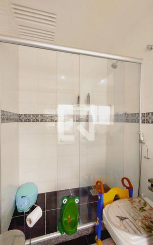 Casa de condomínio para alugar com 320m², 4 quartos e 1 vaga Casa de condomínio para alugar com 320m², 4 quartos e 1 vagaBanheiro 1