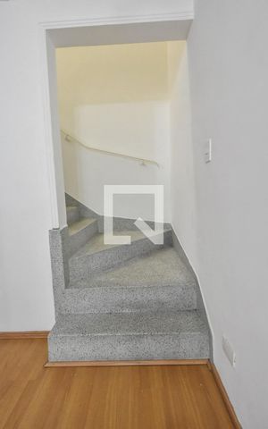 Casa para alugar com 180m², 3 quartos e 2 vagasEscada 