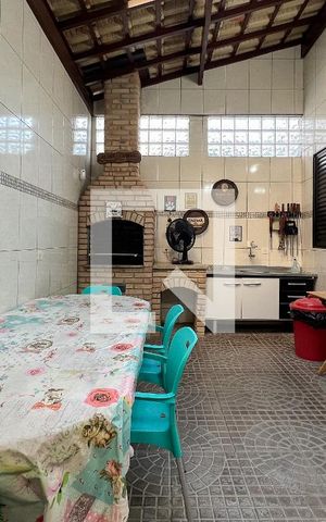 Casa à venda com 209m², 3 quartos e 5 vagasQuintal com Churrasco