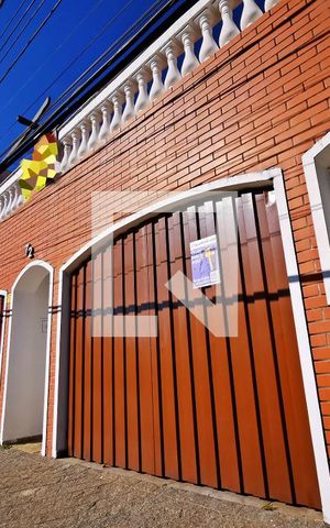 Casa à venda com 210m², 3 quartos e 2 vagas Casa à venda com 210m², 3 quartos e 2 vagasFachada