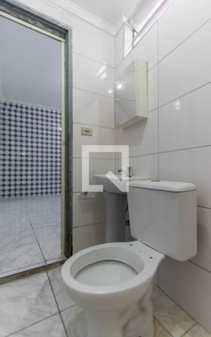 Casa para alugar com 32m², 1 quarto e sem vaga Casa para alugar com 32m², 1 quarto e sem vagaBanheiro