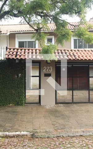 Casa à venda com 280m², 3 quartos e 2 vagas Casa à venda com 280m², 3 quartos e 2 vagasFachada