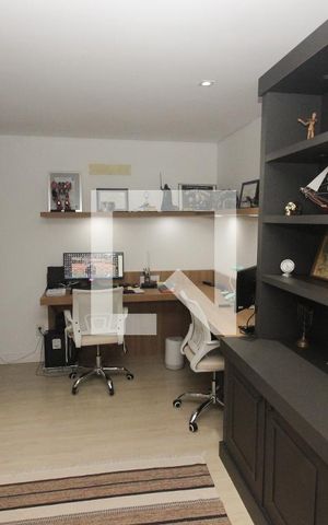 Casa à venda com 280m², 3 quartos e 2 vagas Casa à venda com 280m², 3 quartos e 2 vagasEscritório